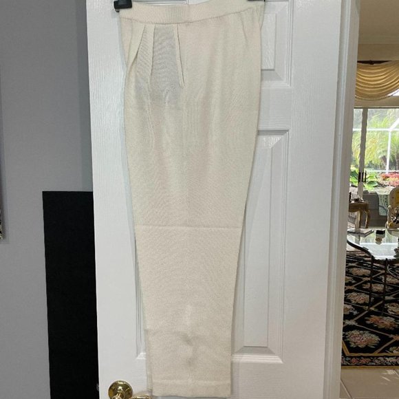 St John Santana Knit Pantsuit. Excellent . Size 10. Gold beaded trim. REDUCED! - Picture 3 of 5